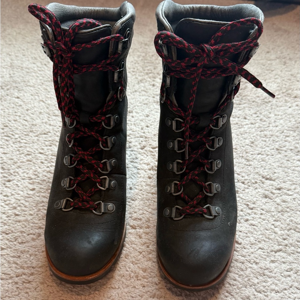 Sorel Women's Joan Of Arctic Wedge Mid Boot size 8